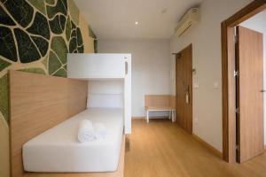 a bedroom with a bunk bed with two towels at Spirit Hotel Fonte Real in Monte Real +24 photos