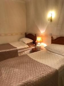 Ένα ή περισσότερα κρεβάτια σε δωμάτιο στο Brown's Guest House