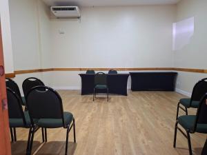 a room with chairs and a table and a wall at Comfort Hotel Taguatinga, Metrô 600m, Sauna piscina academia e garagem Camas king e solteiro in Taguatinga +32 photos