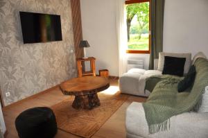 a living room with a coffee table and a couch at Ô Reflet du Lac in Groléjac