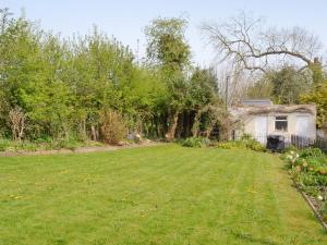 a yard with a house in the background and a yard sidx sidx at Keldholme Cottage 1 - Uk10992 in Kirkbymoorside