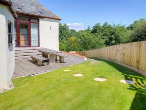 a backyard with a picnic table and a fence at Madeleine - Hja in Luton