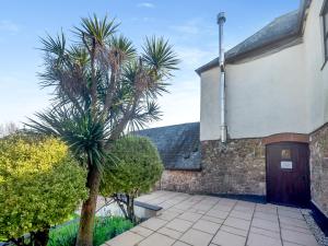 a palm tree in front of a building with a garage at Madeleine - Hja in Luton +35 photos