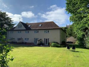 a large white house with two chairs in the yard at No 1 The Martins in Southwold