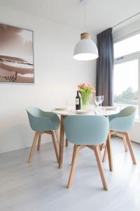 - une salle à manger avec une table et des chaises dans l'établissement Amsterdam Beach Apartment 80, à Zandvoort