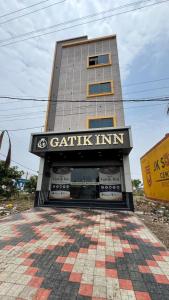 a building with a sign that reads battle inn at Hotel Gatik Inn in Sānāwad