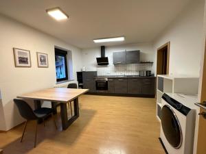 a kitchen and dining room with a table and chairs at Ferienwohnung Bickenalb in Zweibrücken