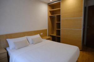 a bedroom with a large white bed and a closet at Apartament Esmolet in La Pobla de Segur