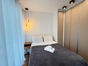 a bedroom with a bed with two towels on it at HLB_1006- Studio Completo com Vaga | Próx. GRU in Guarulhos +23 photos