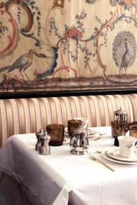 ein Tisch mit einer weißen Tischdecke in der Unterkunft Hotel Cour Saint Georges by CW Hotel Collection in Gent