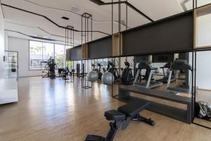 a gym with treadmills and elliptical machines at HLB_1006- Studio Completo com Vaga | Próx. GRU in Guarulhos