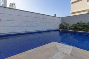 a swimming pool in front of a building at HLB_1006- Studio Completo com Vaga | Próx. GRU in Guarulhos