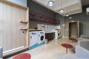 a laundry room with a washer and dryer at HLB_1006- Studio Completo com Vaga | Próx. GRU in Guarulhos
