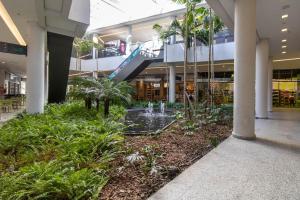 arium of a shopping mall with a fountain in the middle at HLB_1006- Studio Completo com Vaga | Próx. GRU in Guarulhos