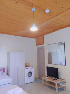 a living room with a washer and dryer and a ceiling at private house in Sozopoli