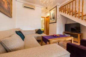 a living room with a couch and a table at Oriheula Costa Cabo Roig 5 in Playas de Orihuela