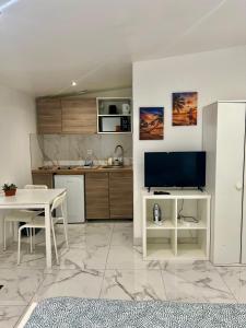a living room with a table and a television at Chemin de fer adorable appartement in Gagny +28 photos