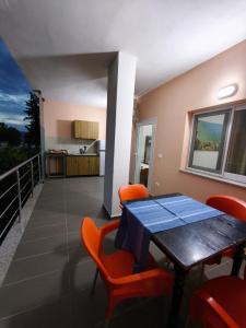 a dining room with a table and chairs and a kitchen at Rezidenca Nanaj in Vlorë