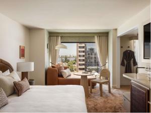 ein Hotelzimmer mit Bett und Wohnzimmer in der Unterkunft Hyde Perth in Perth
