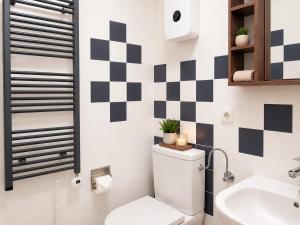 a bathroom with a black and white checkered wall at Ferienwohnung Seeblick 24 in Winterberg