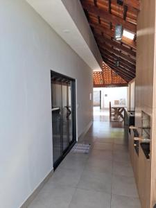 a hallway with white walls and a ceiling with wood at casa da Roberta SJB capitólio in São José da Barra
