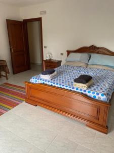 a bedroom with a bed with two towels on it at Casale Vista Mutria in Vinchiaturo