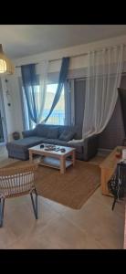 ein Wohnzimmer mit Sofa und Couchtisch in der Unterkunft Gefen vila in Skroponeria + 31 Fotos