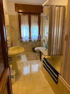 a bathroom with a sink and a toilet and a tub at Casale Vista Mutria in Vinchiaturo
