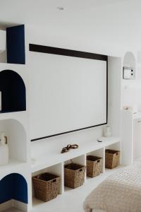 a bedroom with a white and blue wall at Suite Katalanos & Spa in Le Barcarès