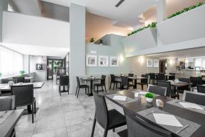 a dining room with tables and chairs in a restaurant at Hotel Como in Como