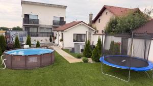 a yard with a house and a trampoline at Casa Valentina in Cristian