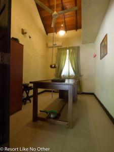 une salle à manger avec une table et un plafond dans l'établissement Resort Like No Other, à Uggalboda