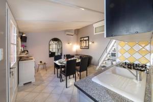 a kitchen and dining room with a table and chairs at Le Petit Mas - Piscine Clim in Grillon