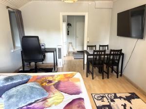 a living room with a table and a dining room at Rautatien ullakkohuoneisto in Karkkila