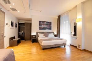 a bedroom with a bed and a mirror at Hotel Como in Como +66 photos