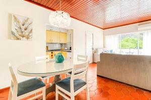 a kitchen and dining room with a table and chairs at Apartamento Village Elvas in Vilamoura