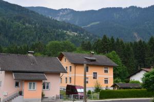 a group of houses with mountains in the background at Gästehaus Manuela in Lind