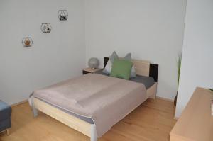 a bedroom with a bed with a green pillow at Gästehaus Manuela in Lind