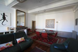 a living room with a couch and a table at maison des chanoines in Toul +1 photo