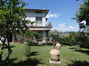 a house with a fire hydrant in the yard at Riflessi d'Arte in Provaglio d'Iseo