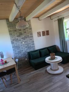 a living room with a green couch and a table at Niezapominajka Kopalino in Kopalino