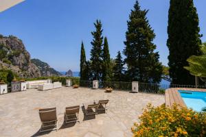 Villa Capri by MyVillaCollection في كابري: فناء به كراسي ومسبح +22 صورة