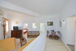 TV a/nebo společenská místnost v ubytování Windmill Villas