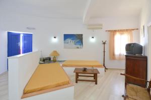 TV a/nebo společenská místnost v ubytování Windmill Villas