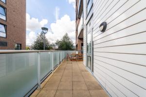 a balcony with a table on the side of a building at Gorgeous 1 Bed Apartment in Poplar in Richmond upon Thames