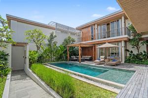 a swimming pool in the backyard of a house at Casa de Rua Villas in Badung