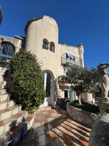 a building with a statue in front of it at Chez Antoinette et Jo in Drap