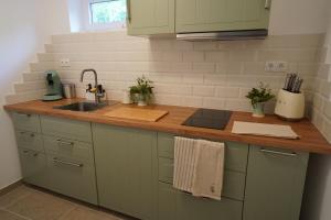 a kitchen with a sink and a counter top at Klein & Fein - small & beautiful in Handthal