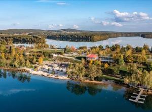 an aerial view of an island in a lake at SUNNYHOME Ferienwohnung am Brückelsee in Wackersdorf +17 photos