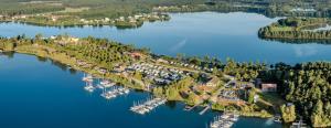 an aerial view of an island in the water with boats at SUNNYHOME Ferienwohnung am Brückelsee in Wackersdorf